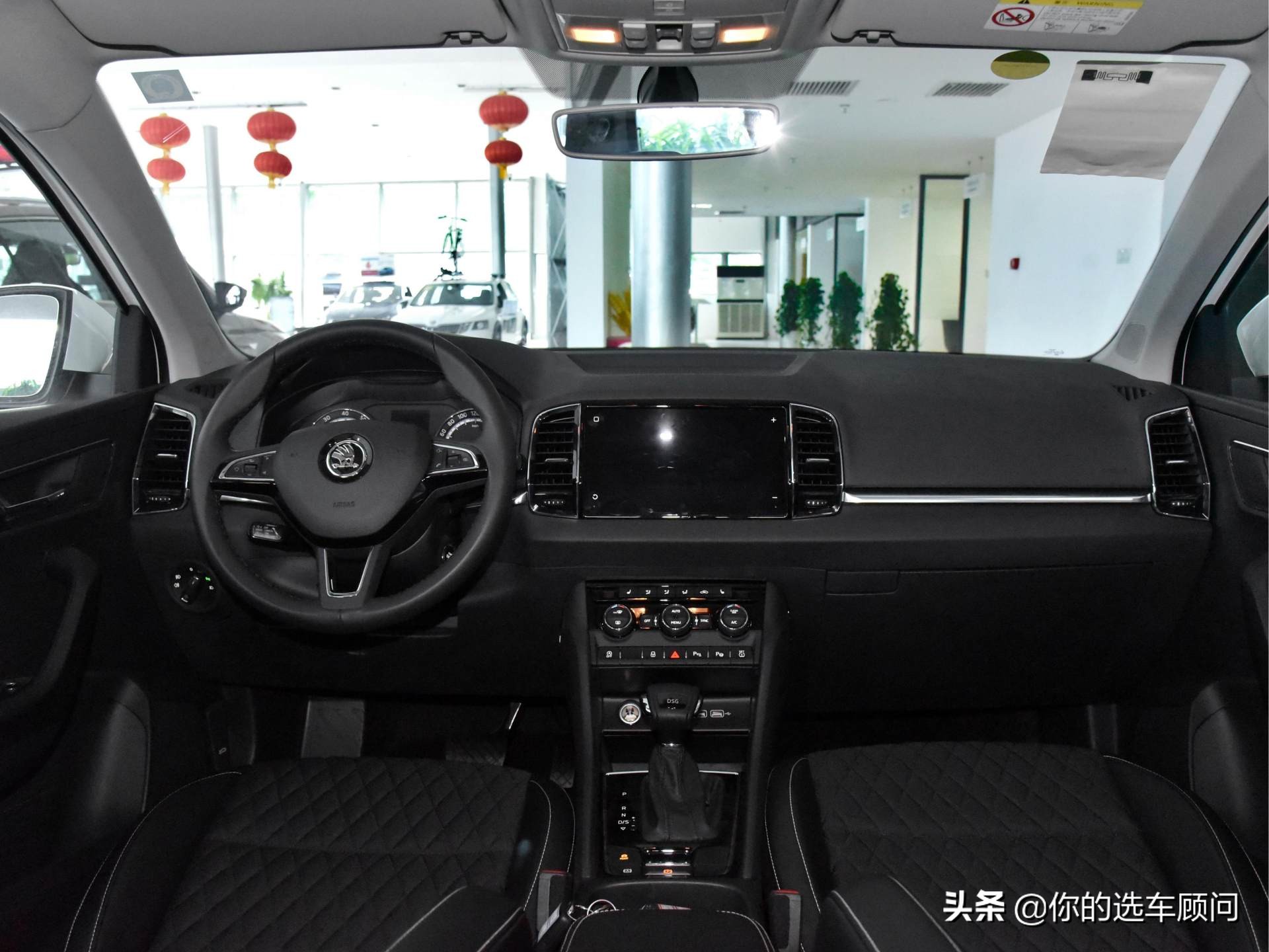 12.99万起，德系大众品质的SUV，配置不输国产，实拍斯柯达柯珞克