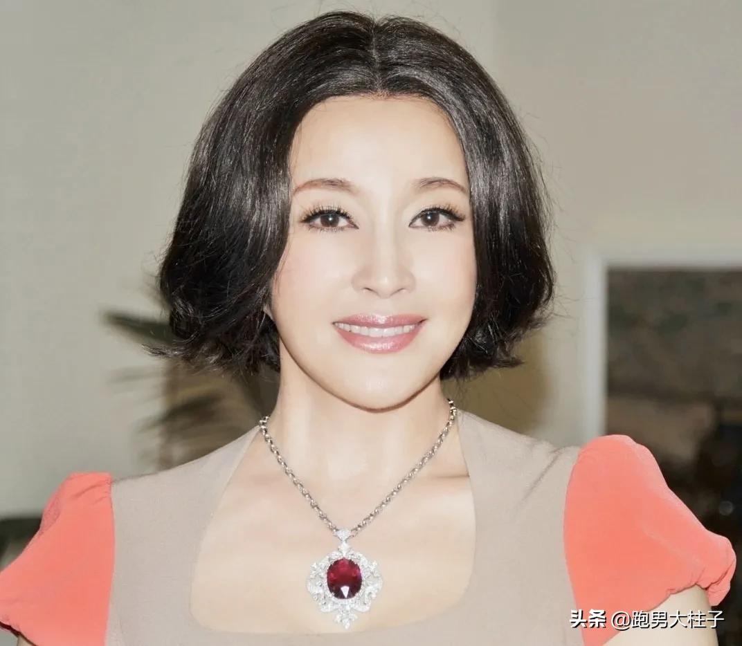 强行扮嫩，妈味十足，求求这几位明星别再演超龄少女了