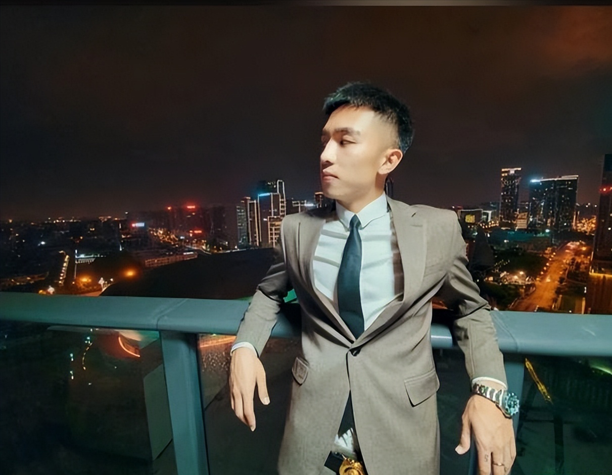 四川男人,痞帅与霸道的快手红人,全网百万粉丝,有着励志的故事