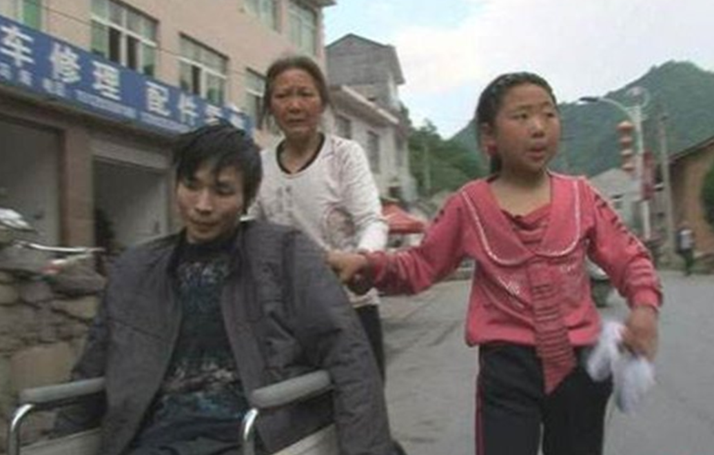 她因《变形计》染上公主病，回村后变了个人，富人游戏穷人玩不起