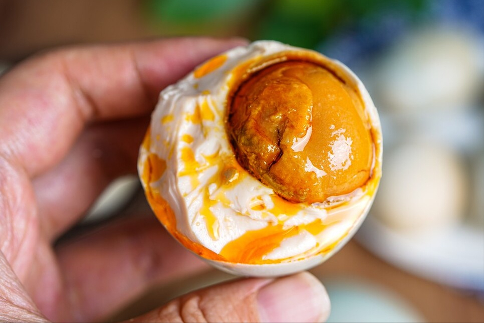 腌咸鸭蛋，不泡盐水不裹泥巴，教你一个新式腌法，个个流油起沙