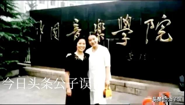 谭晶情史，青歌赛上成名，长城上开演唱会，嫁爱情高龄产子