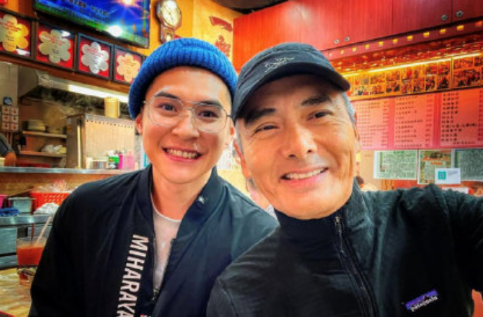 66岁周润发现身小吃店！一头白发又高又瘦，桌上仅有一碗平价汤面