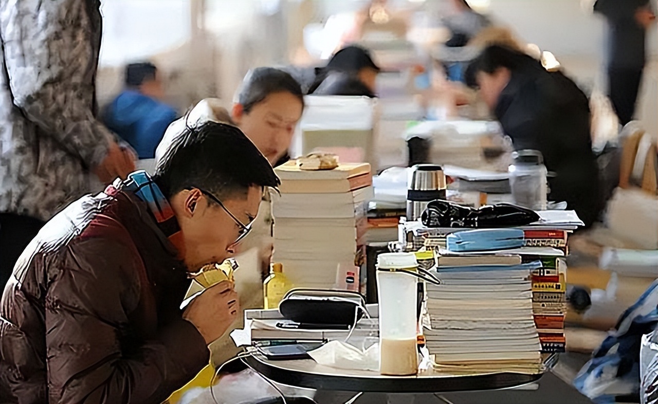 24岁学霸离世捐献5器官，丧子后第10天，父亲回老家工地搬砖