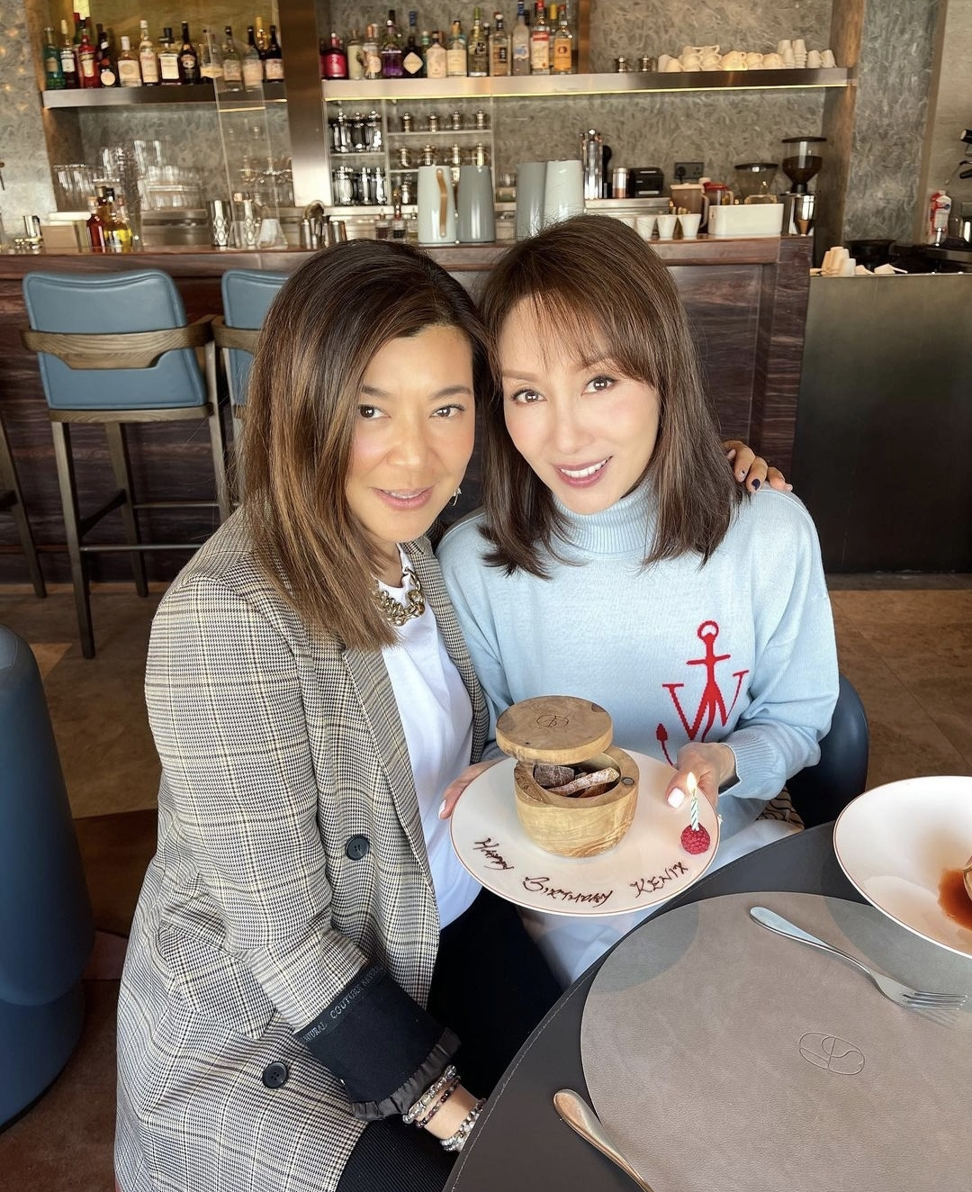 51岁郭可盈晒全家福庆生，与母亲温馨亲吻，熊黛林双胞胎女儿出镜