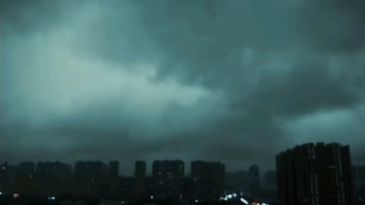 郑州“7·25”大暴雨，天空变黑后又变绿，接着又变黄，为何会这样