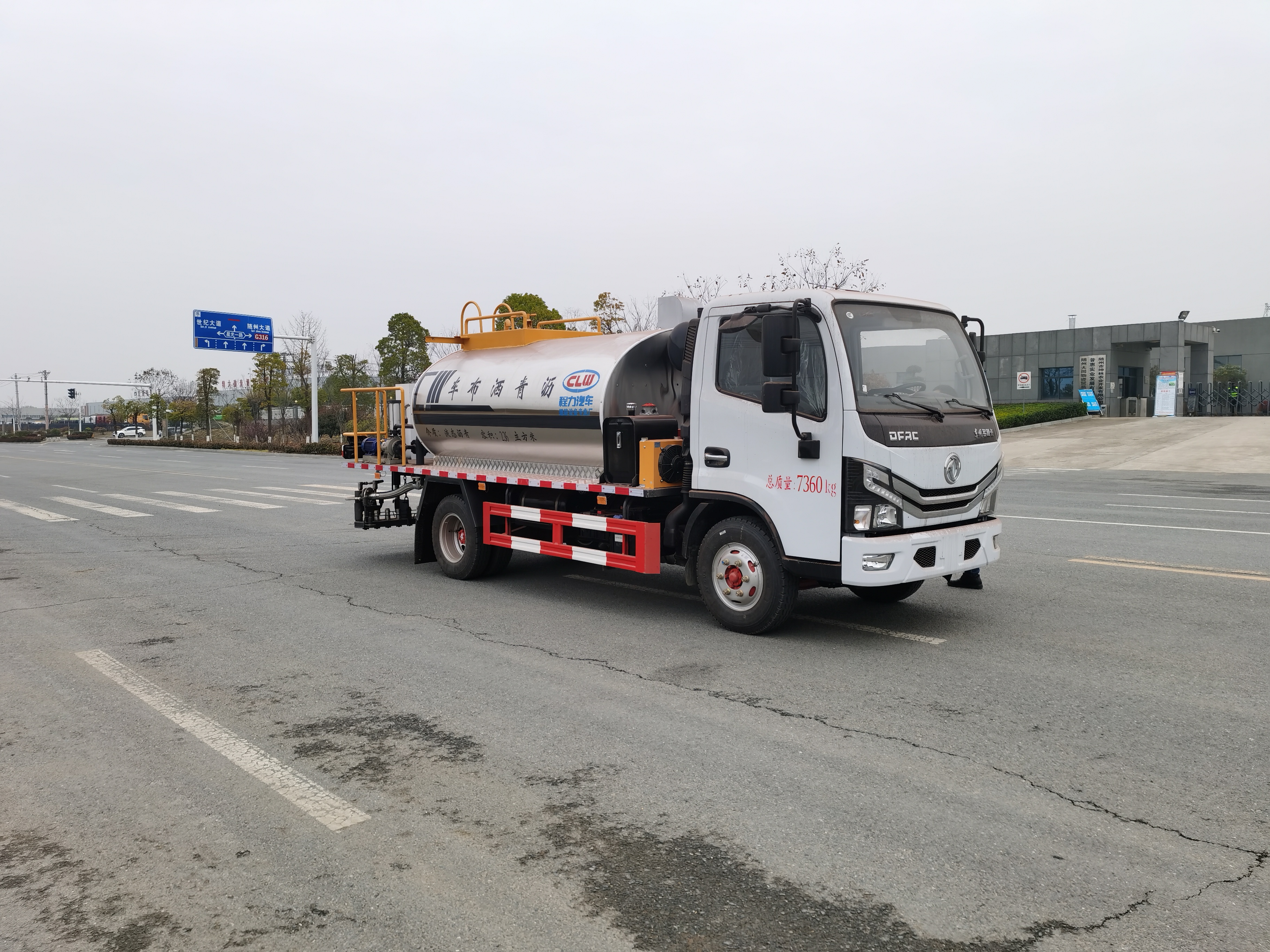 4.2方東風小多利卡標準型瀝青灑布車