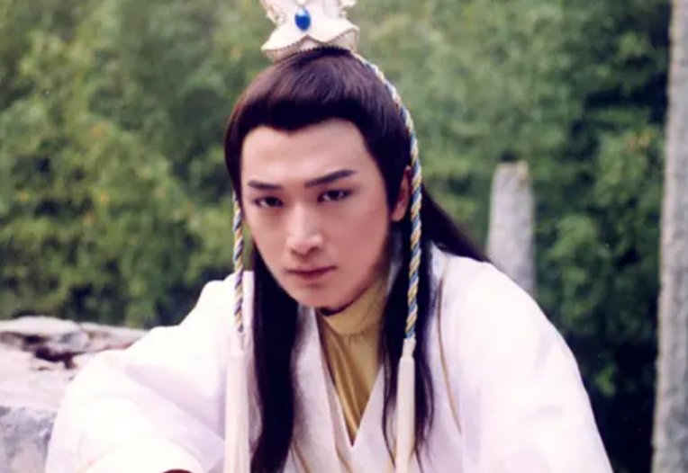 邵峰夫妇暂居加拿大！滑雪参加派对生活滋润，16岁女儿在当地出生