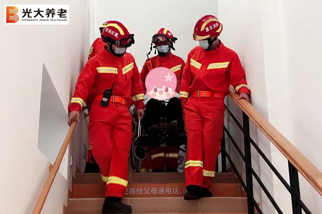 突发事件，水管爆裂长者忧；多方协作，紧急转移长者安