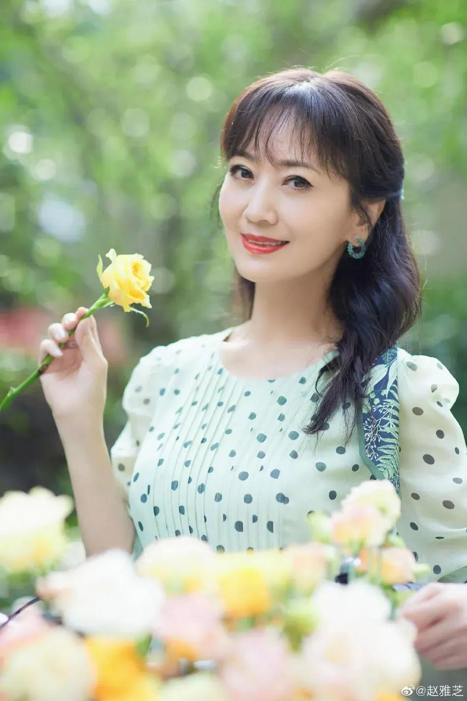 68岁赵雅芝手持鲜花美若天仙！不老女神太惊艳了