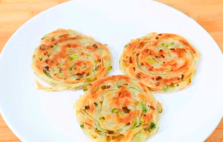 饺子皮做葱油饼千层饼（试试这种做法层层松软）