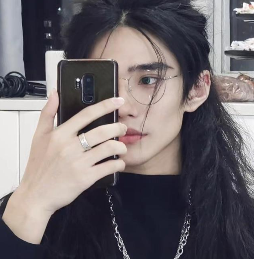 安徽一高校男生走红，长发飘飘且温润如玉，网友：小说照进现实