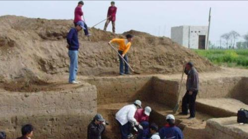 2007年河南出土吕布墓,墓葬外破旧不堪,方天画戟可能真的不存在