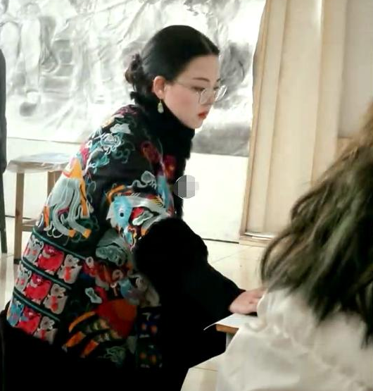 大学美术老师走红，眉目如画颇具古典气质，学生直言不想下课