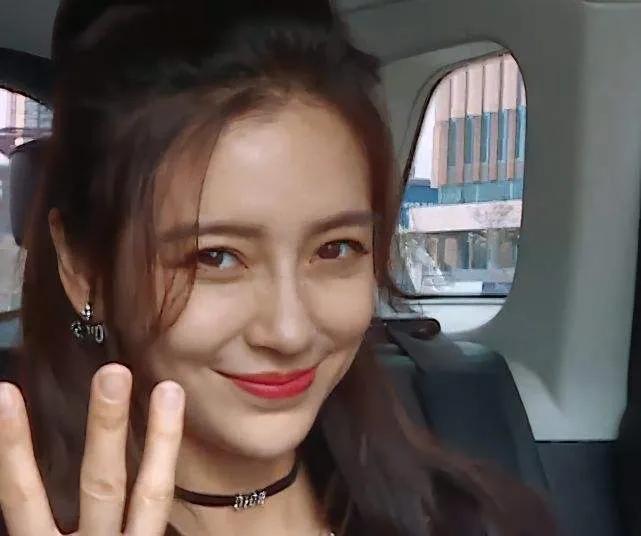 《奔跑吧》中的Angelababy和白鹿小姐姐是两种不同的风格哦