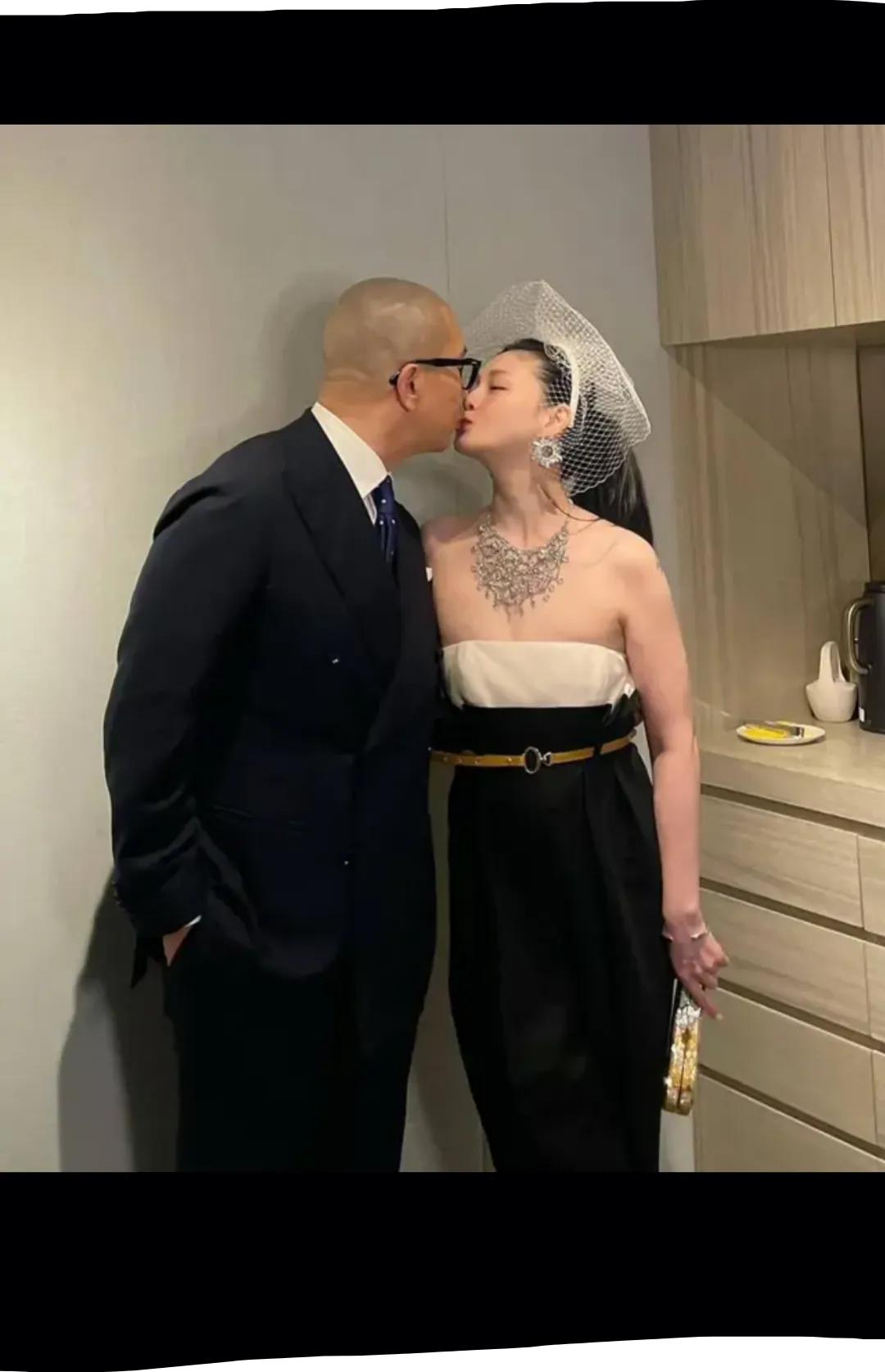 大S二婚状态依旧那么好，两夫妻同框穿粉色露肩长裙，非常恩爱