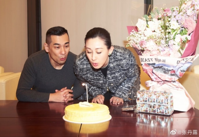赵文卓妻子43岁生日，儿子头剪成蛋糕状酷，大女儿发长文表白妈妈