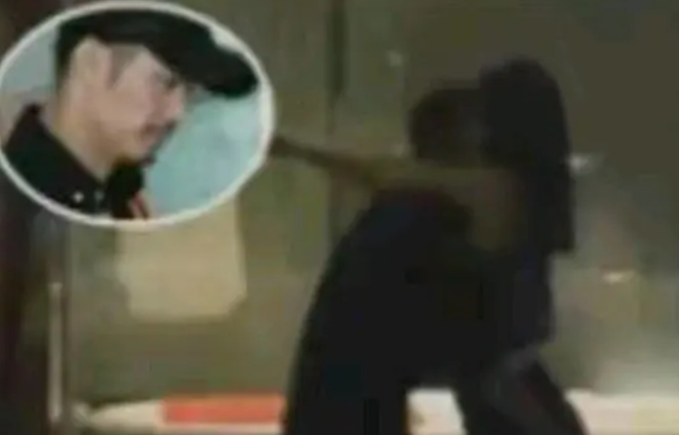 林丹带儿子参观科技馆！战斗机前敬礼站得笔直，6岁儿子帅气腿长