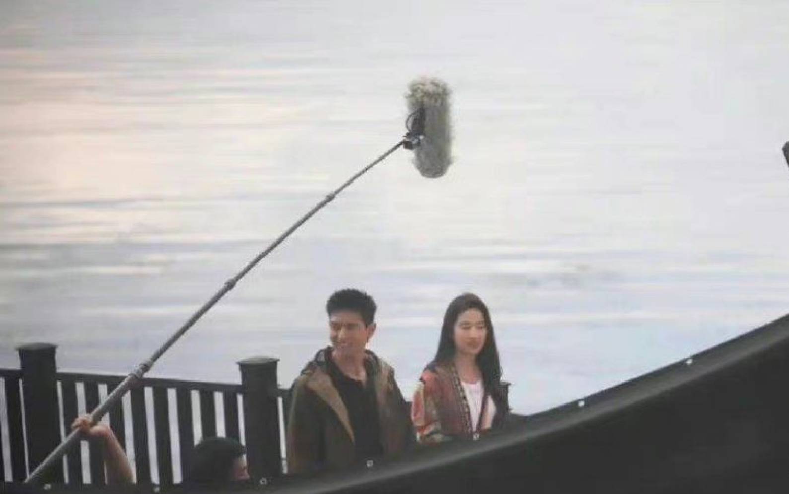 刘亦菲李现《去有风的地方》路透曝光，海边散步好唯美