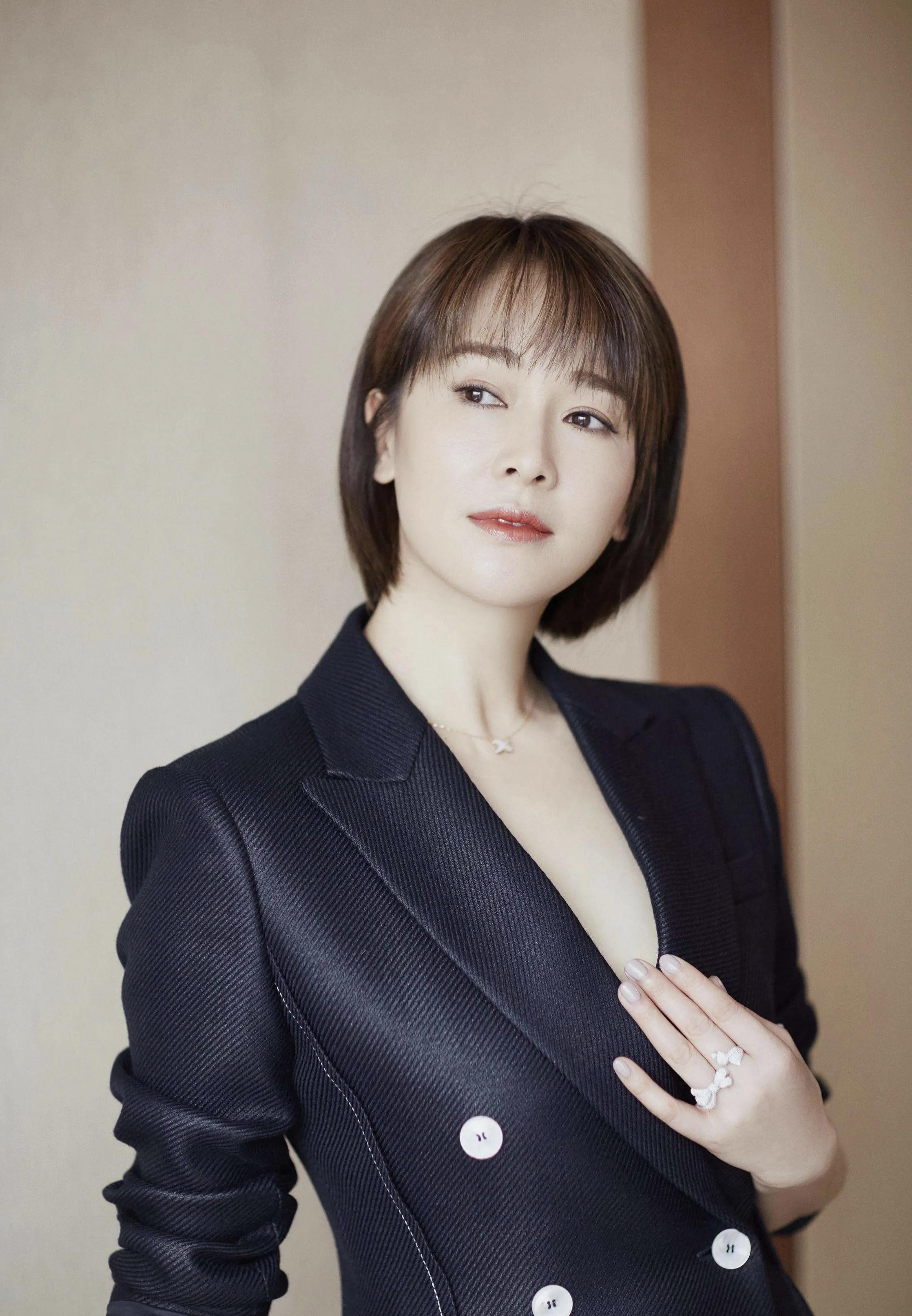 左小青靓丽的风采，越来越精致的美，羡慕嫉妒恨