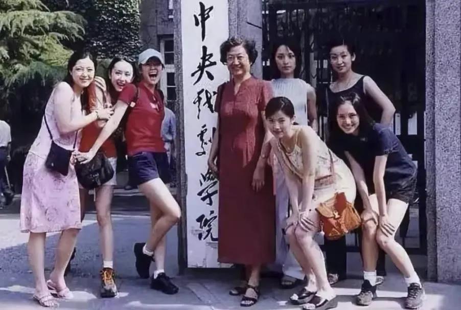 5年后再看袁泉，不再当“东方赫本”，她反而活成了一部传奇