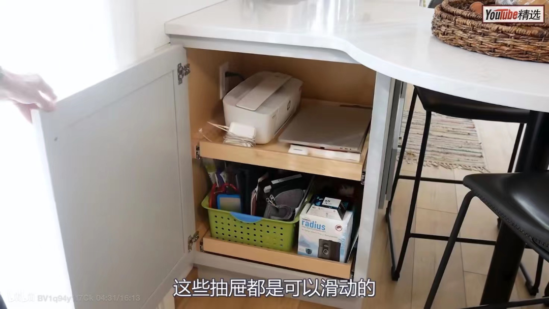 单身妈妈舍弃豪宅、花100万买拖车改成loft，44㎡还带浴缸壁炉