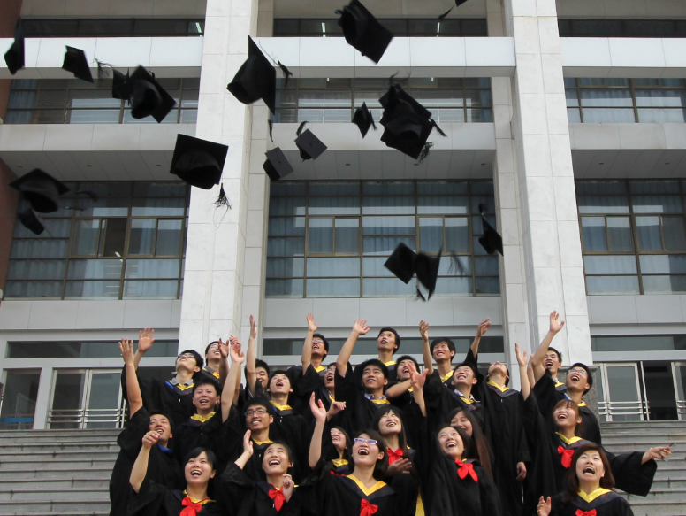 各高校“毕业照”火了，男生比女生看上去更惊艳，最后一个绝了