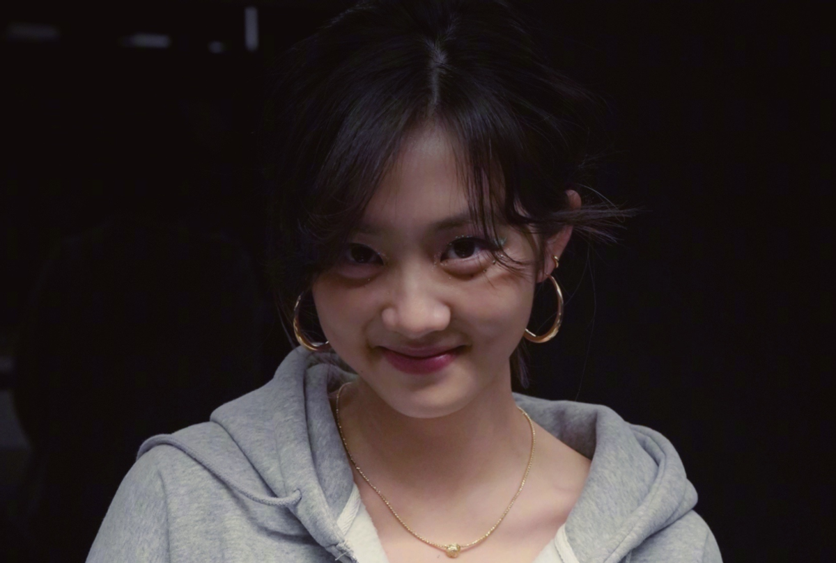 16岁戴金项链和耳环,眼妆精致气质胜女明星