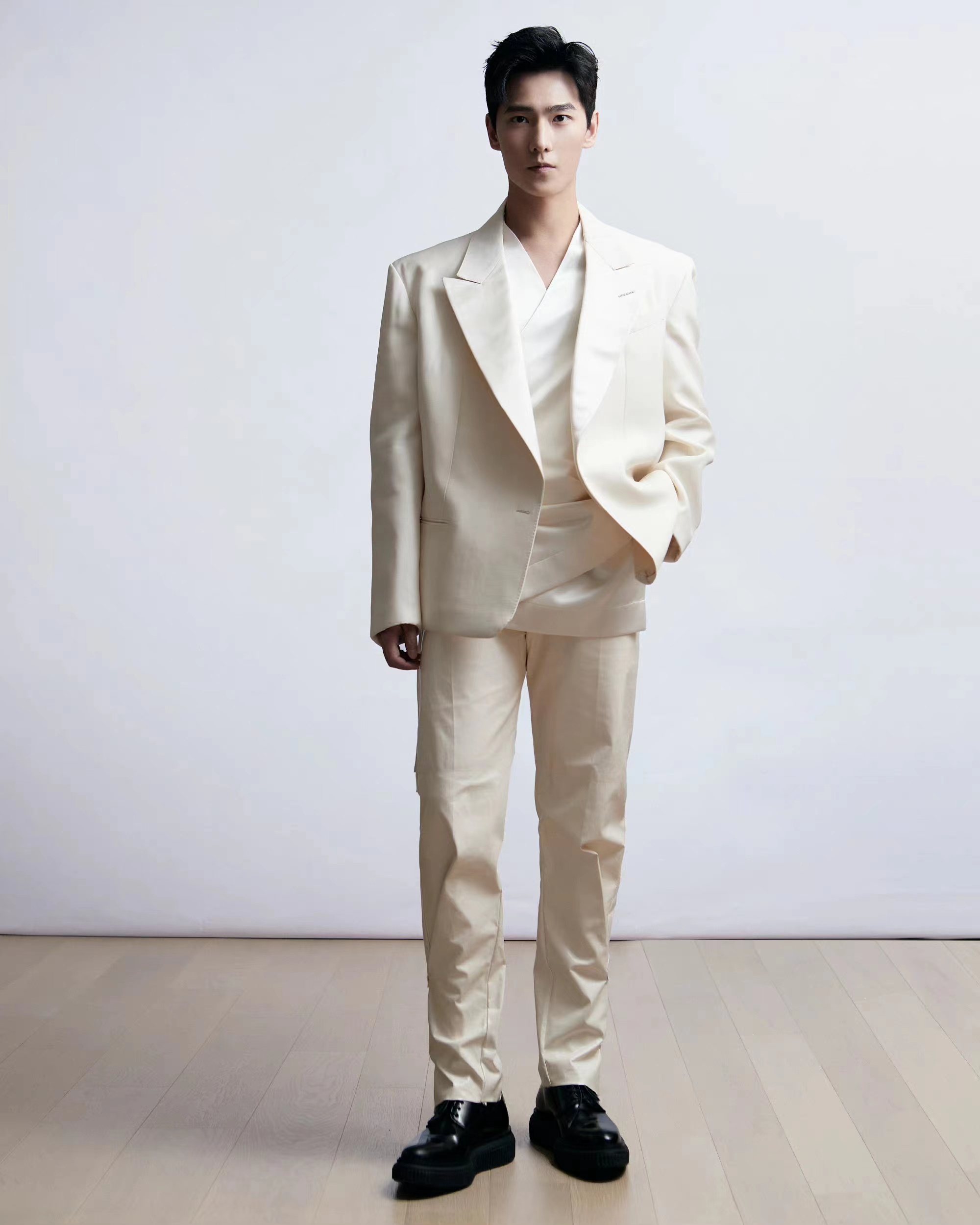 头大肩窄,小短腿,双下巴赘肉,没修图的男明星身材真是没眼看