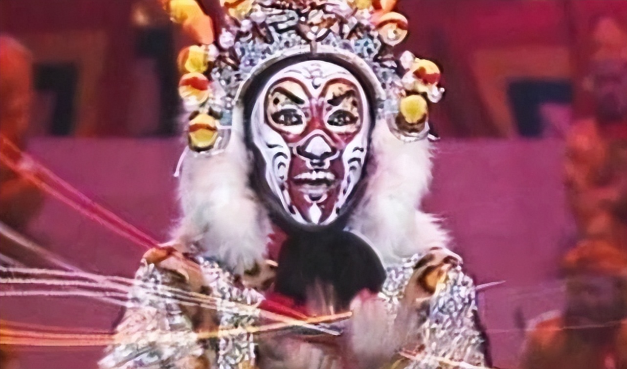 主持人抢话、演员笑场，这8届央视春晚的失误，堪称“灾难现场”