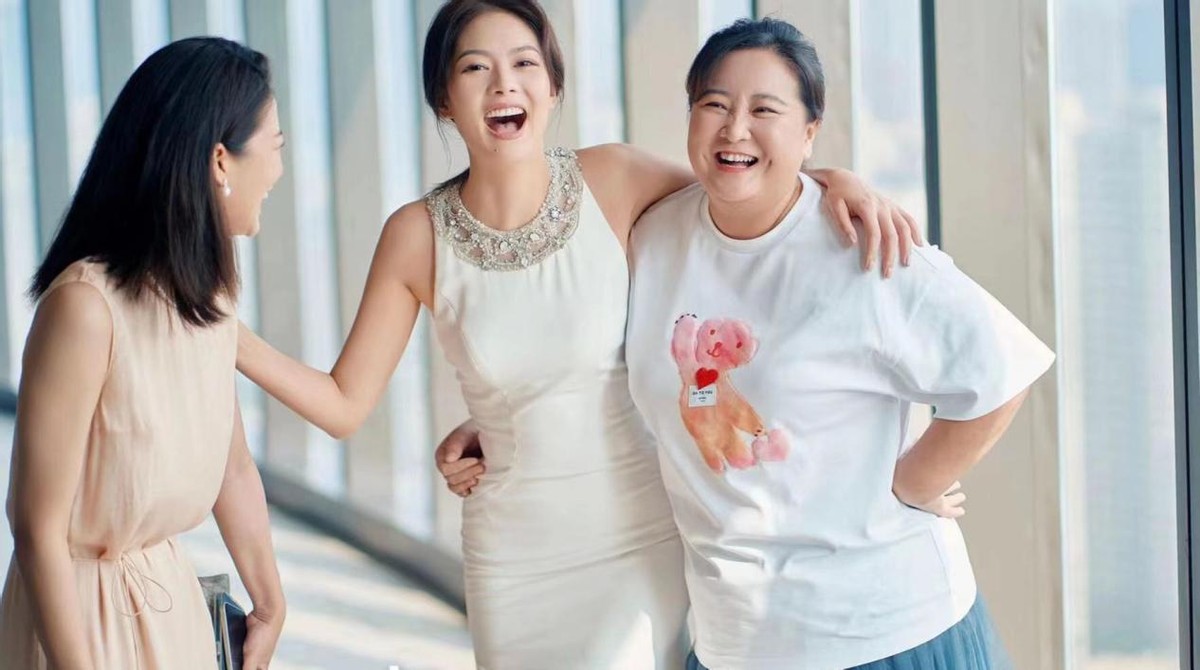 贾玲高调出席婚礼！上台发言哭得比新娘狠，穿短袖胖嘟嘟满脸福气