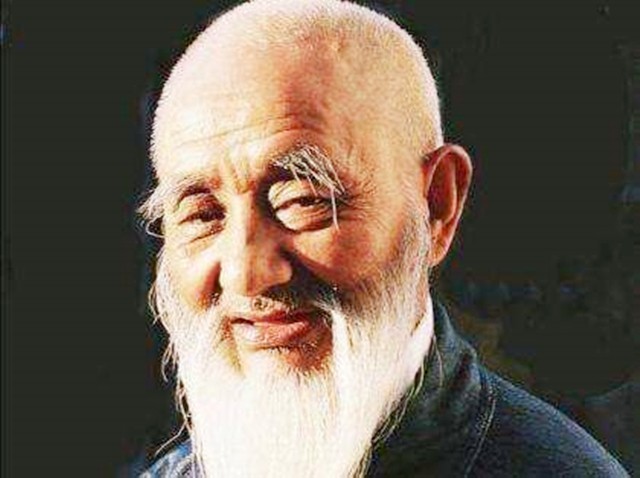 九旬老人眉毛突然疯长,10几厘米长拖到下颚,网友:仙风道骨