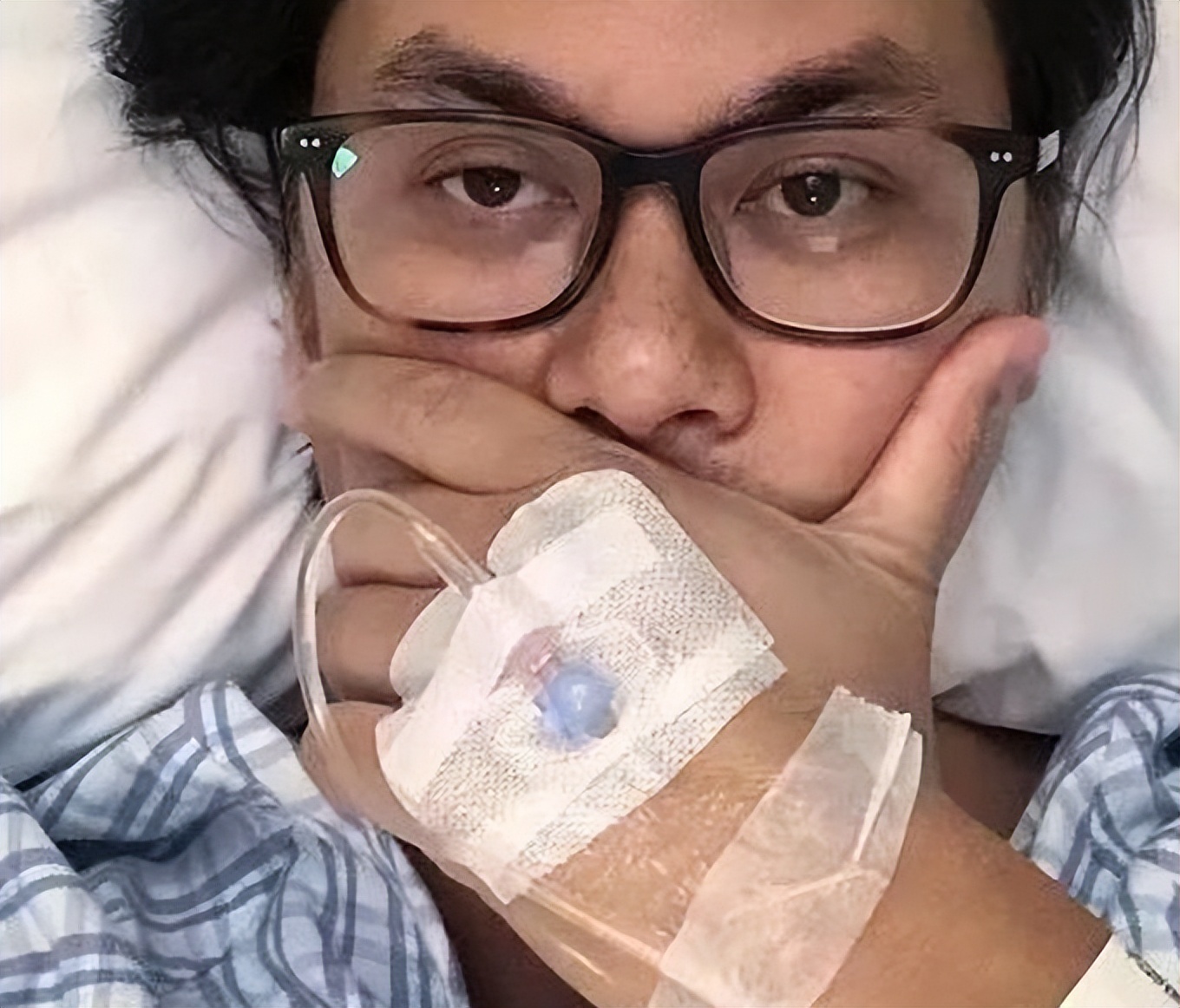 许冠杰双胞胎孙子小学毕业！一家六口开心庆祝，俩娃太像外国妈妈