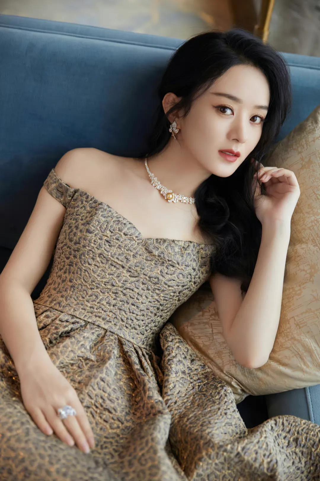 三大顶流的豹纹battle，迪丽热巴休闲惬意，赵丽颖杨幂一言难尽