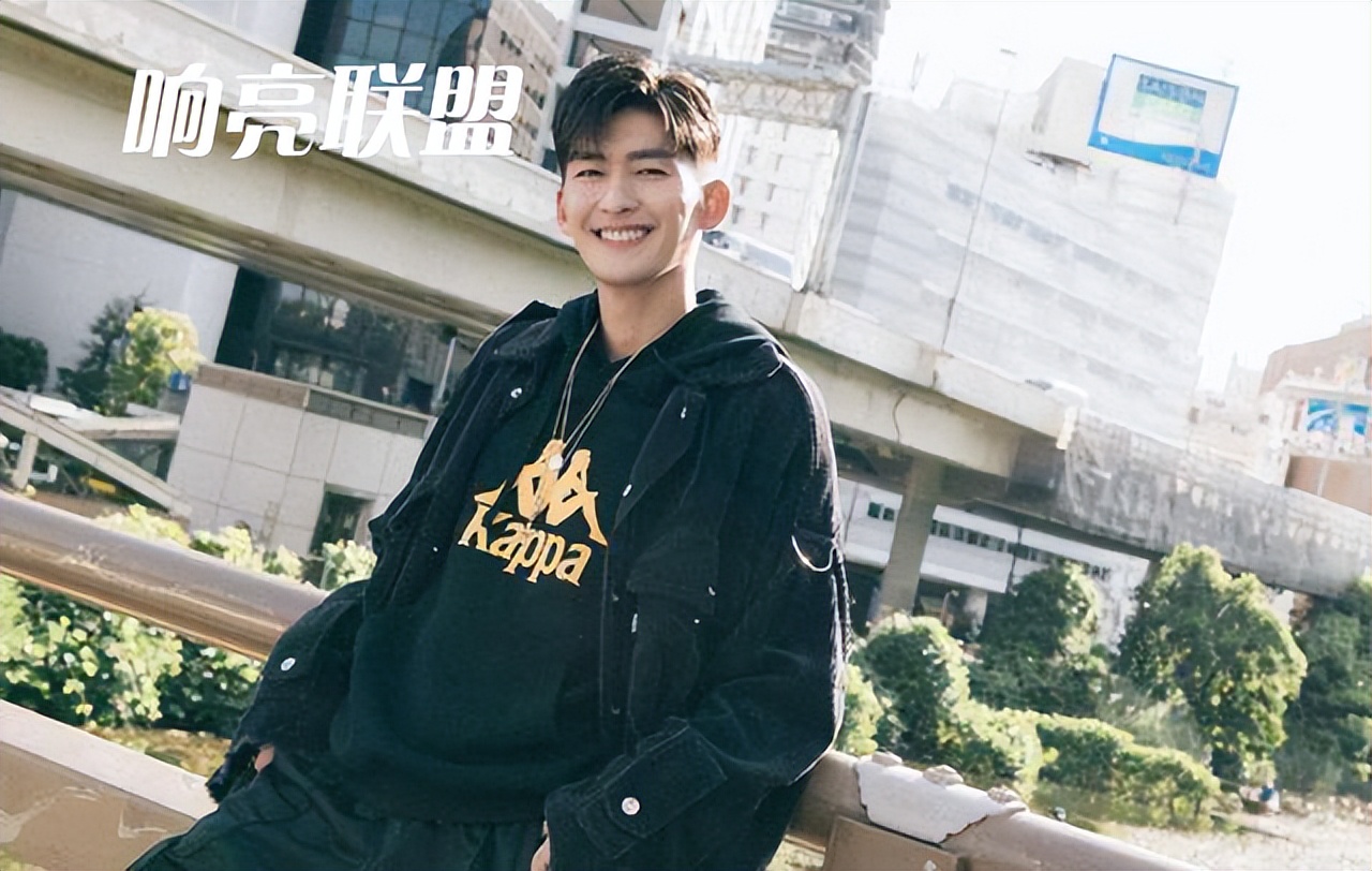 张翰豪宅曝光，内嵌鱼缸没放电视，工作人员表情享受