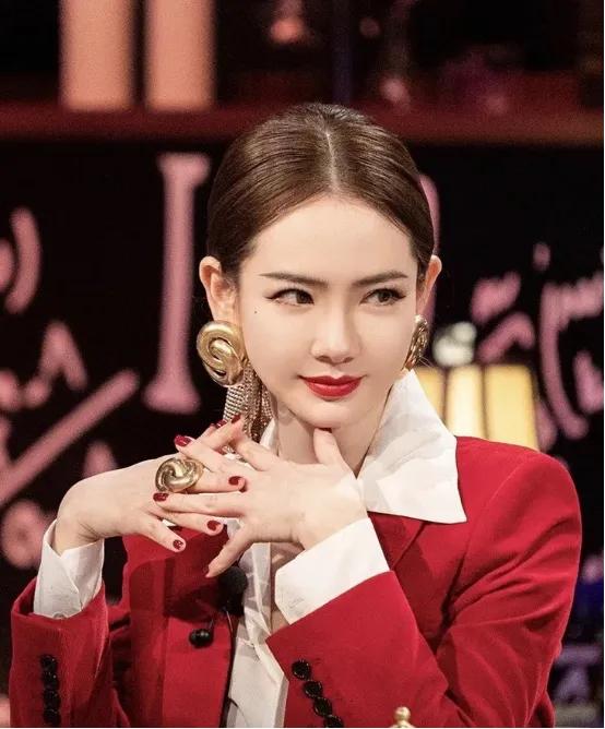 这3位女明星，超爱夸张耳饰，杨幂的烟头耳饰最为古怪