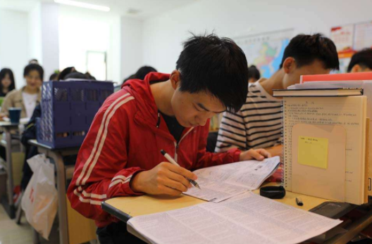 2022高考竞争或异常激烈，考生多少分有望上本科？班主任说出答案