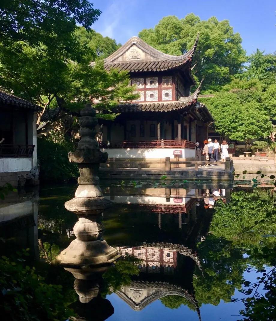 著名的沧浪亭,狮子林,拙政园和留园被誉为苏州四大古典园林,它们各具