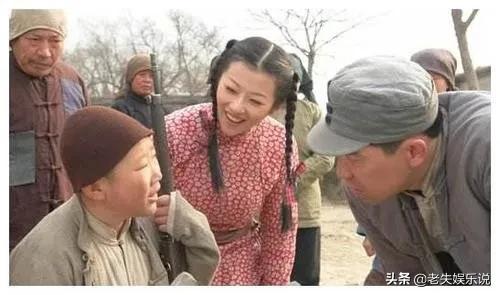 他才是真正的“不老男神”，34岁还在演孩子，娶妻被嘲似两代人