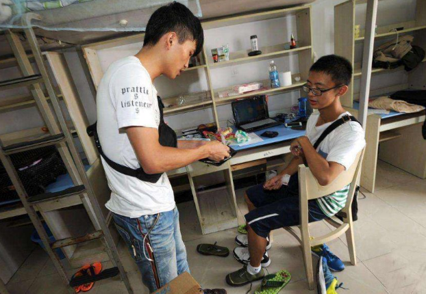 辅导员查寝新招数，学生按照指定动作拍照，学生感叹姜还是老的辣