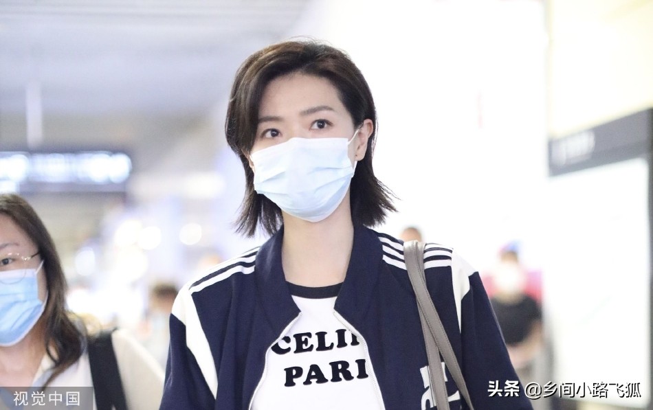 万茜休闲穿搭现身 留利落短发走路带风气场足