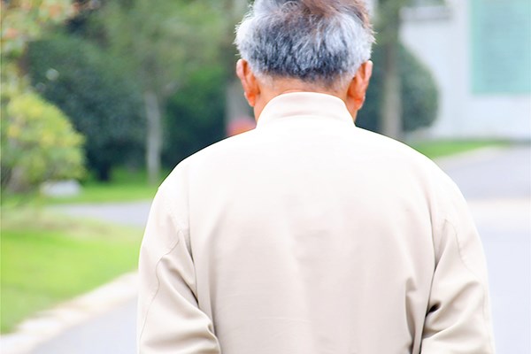 白头发越拔越多，是真的吗？染黑白发和拔白发，哪种方法更健康？