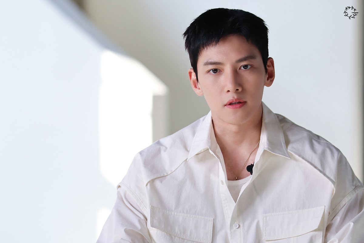 2022下半年韩剧男神回归作李钟硕黑话律师化身三流律师