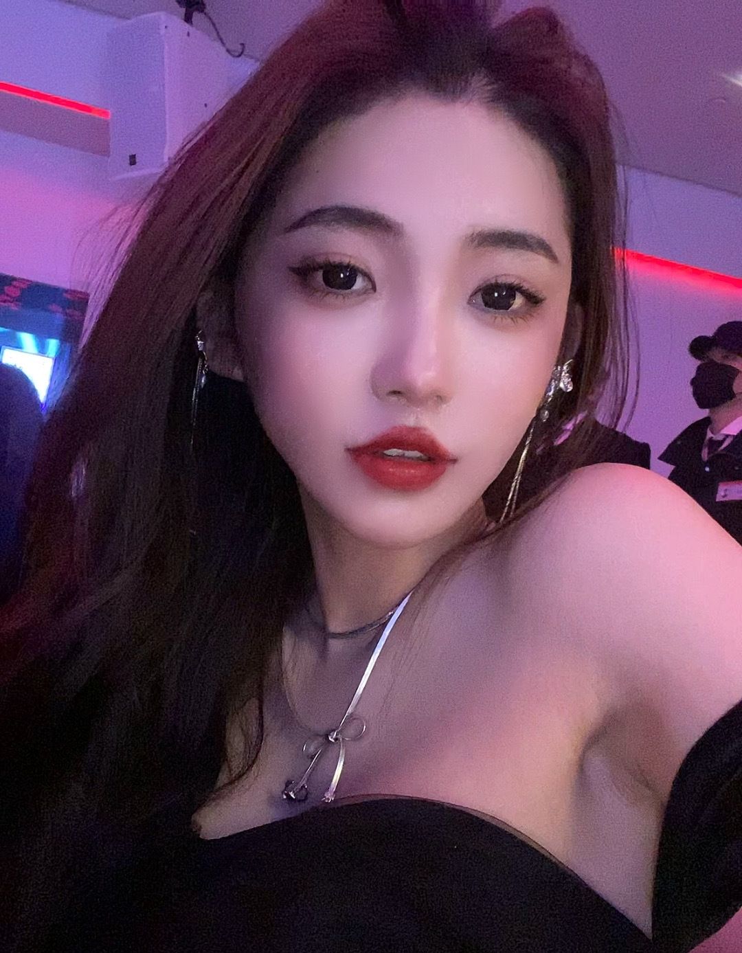 网红李由在社交平台自曝已做完变性手术,并晒出了自己变性之后的照片