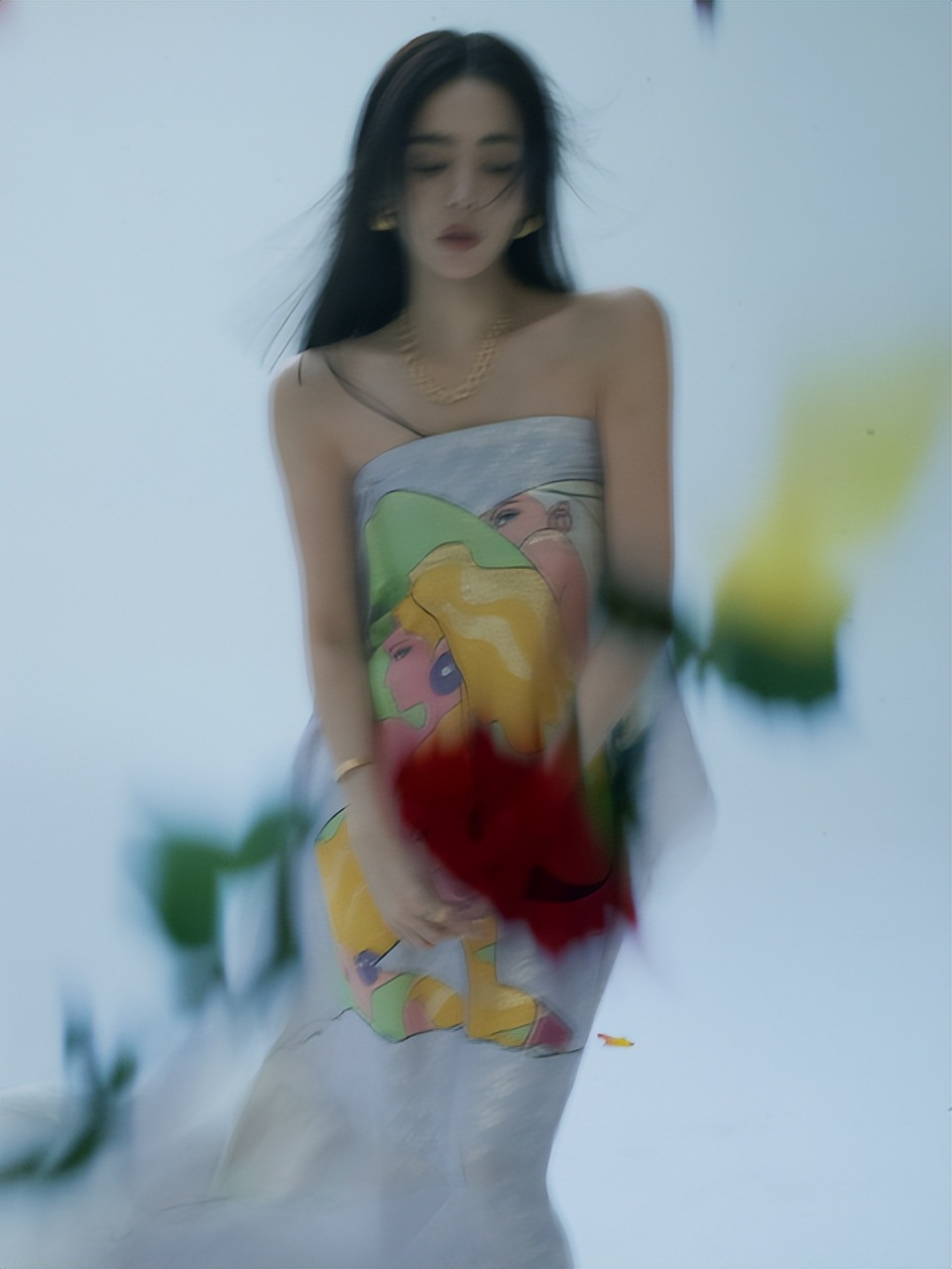 古力娜扎新晋大片放出，露背长裙大秀美背，眼神凌冽尽显清冷