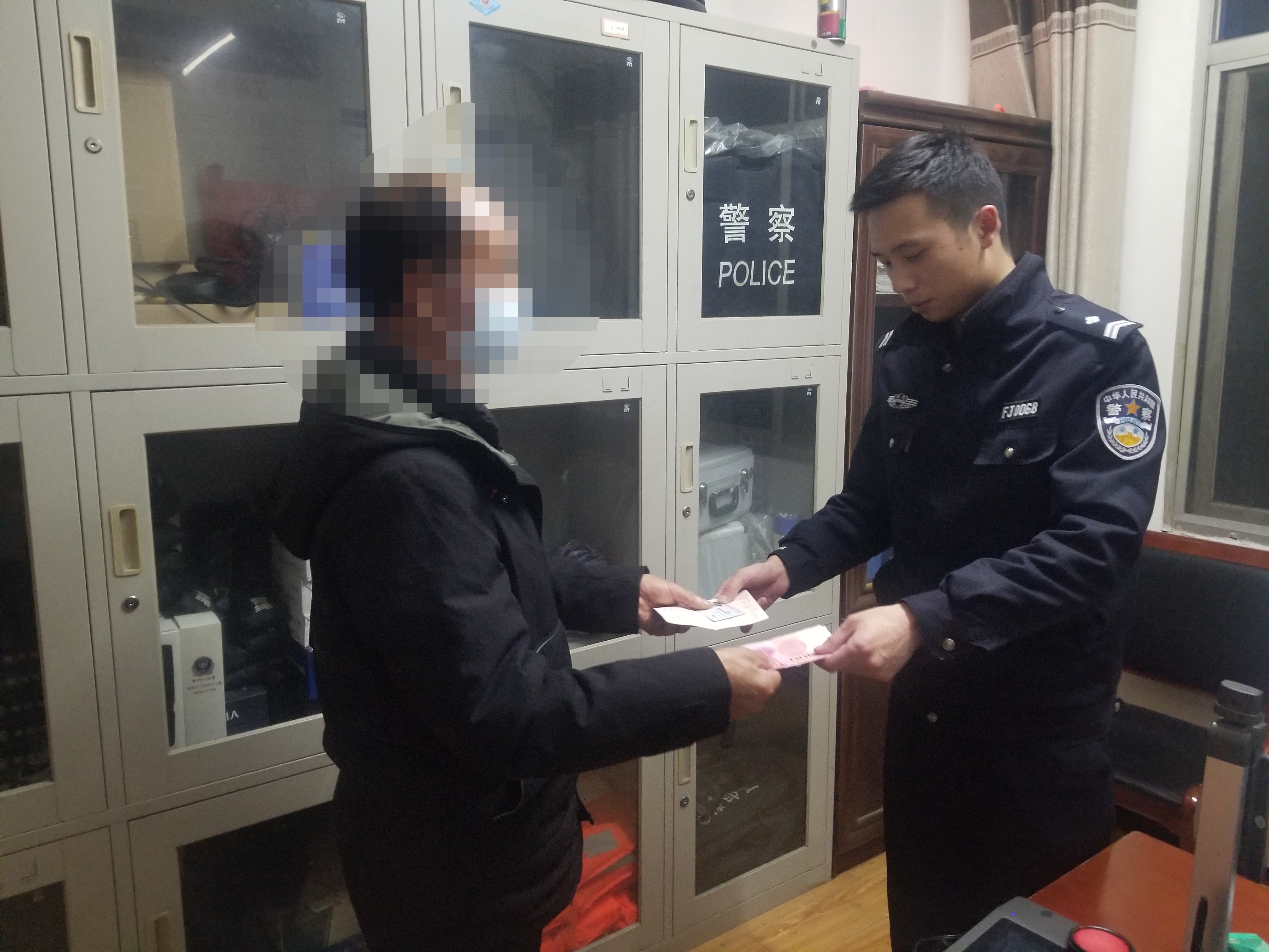 汉阴公安城关派出所：热心群众捡到现金，民警接力找回失主