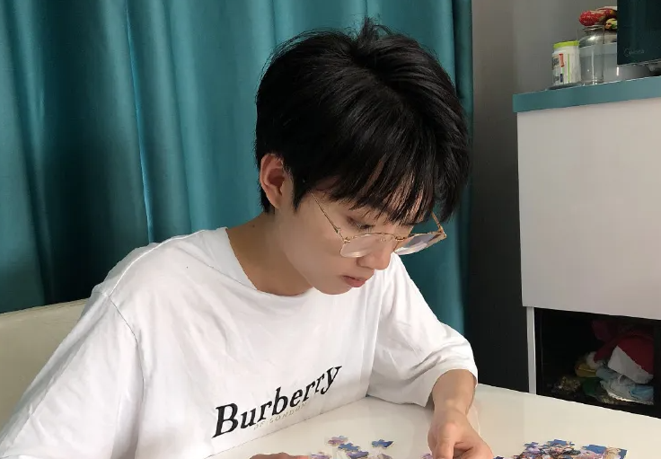 孤影深夜发文诉说委屈，粉丝担心其因人气下滑而患上抑郁症