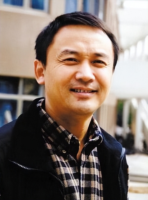 “李大嘴”姜超，相亲20次娶胖妻，38岁才得子，蜗居生活也幸福