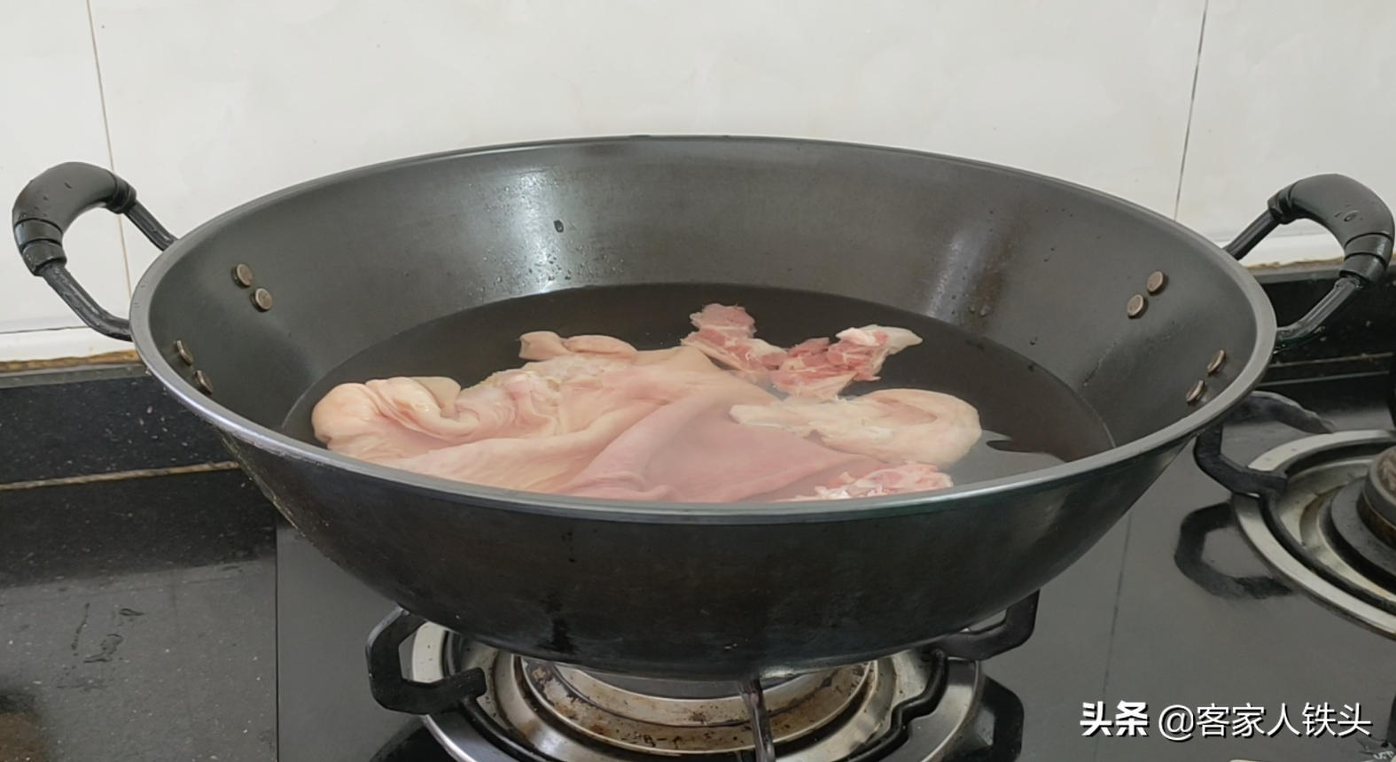 年夜饭少不了的一锅靓汤，广东有名的猪肚汤，做法原来这么的简单