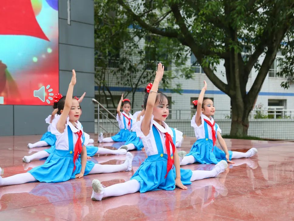新小娃 ·争做接班人｜四川天府新区新兴小学举行第十四周升旗仪式